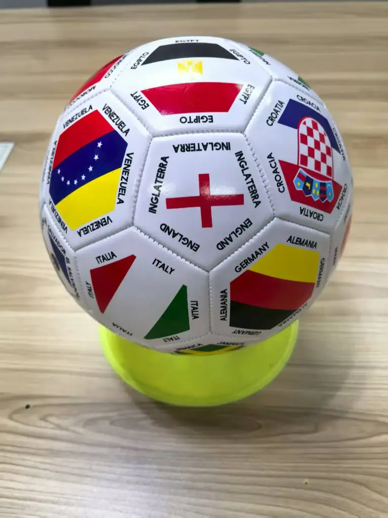 Balón Mini De Fútbol No.2 Banderas Mundial con Caja Exhibidora